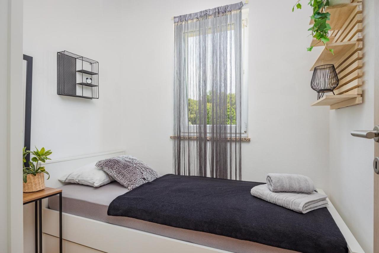 Ferienwohnung Studio Apartman Marly Pula Exterior foto