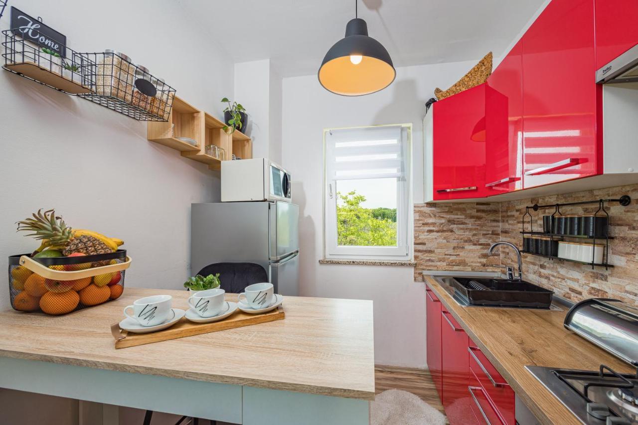 Ferienwohnung Studio Apartman Marly Pula Exterior foto